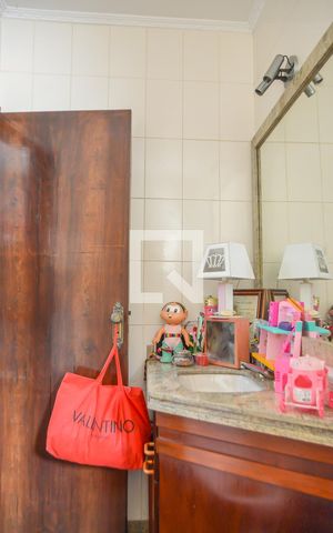 Casa à venda com 500m², 4 quartos e 6 vagas Casa à venda com 500m², 4 quartos e 6 vagasBanheiro da Suíte 4