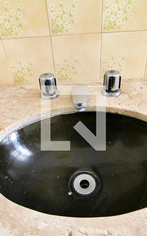 Casa à venda com 200m², 2 quartos e 2 vagasBanheiro 1