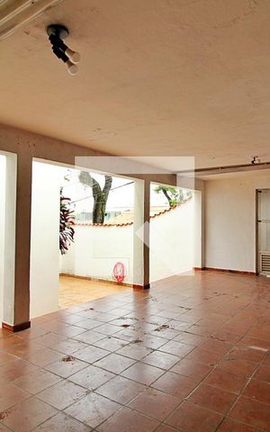 Casa à venda com 200m², 2 quartos e 2 vagasÁrea de Serviço / Quintal / Garagem