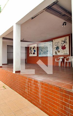 Casa à venda com 200m², 2 quartos e 2 vagasÁrea de Serviço / Quintal / Garagem