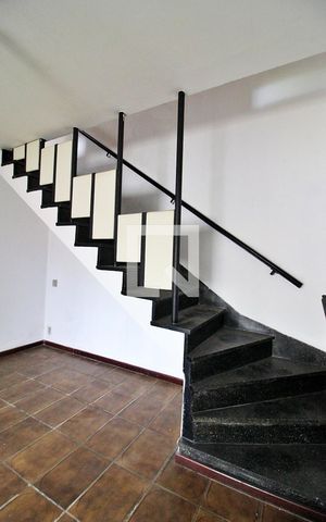 Casa à venda com 200m², 2 quartos e 2 vagasEscada