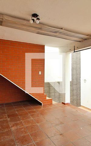 Casa à venda com 200m², 2 quartos e 2 vagasÁrea de Serviço / Quintal / Garagem