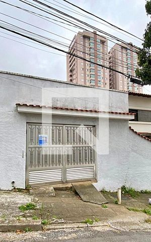 Casa à venda com 200m², 2 quartos e 2 vagas Casa à venda com 200m², 2 quartos e 2 vagasFachada