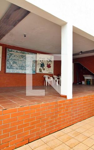 Casa à venda com 200m², 2 quartos e 2 vagasÁrea de Serviço / Quintal / Garagem