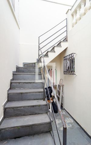 Casa à venda com 167m², 3 quartos e 2 vagas Casa à venda com 167m², 3 quartos e 2 vagasEscadas