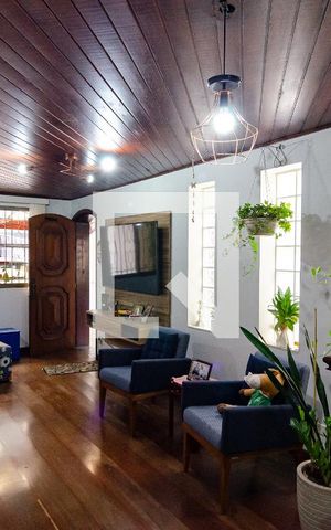 Casa à venda com 167m², 3 quartos e 2 vagas Casa à venda com 167m², 3 quartos e 2 vagasSala