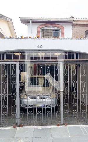 Casa à venda com 167m², 3 quartos e 2 vagas Casa à venda com 167m², 3 quartos e 2 vagasFachada