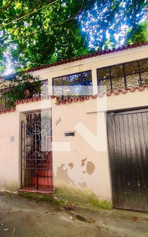 Casa à venda com 300m², 6 quartos e 2 vagas Casa à venda com 300m², 6 quartos e 2 vagasFachada