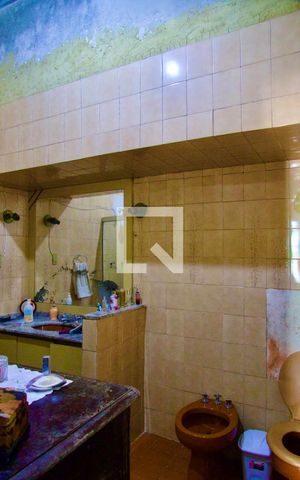 Casa à venda com 300m², 6 quartos e 2 vagas Casa à venda com 300m², 6 quartos e 2 vagasSuíte banheiro