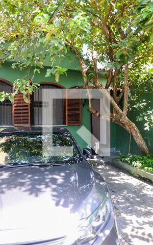 Casa à venda com 250m², 3 quartos e 2 vagas Casa à venda com 250m², 3 quartos e 2 vagasFachada