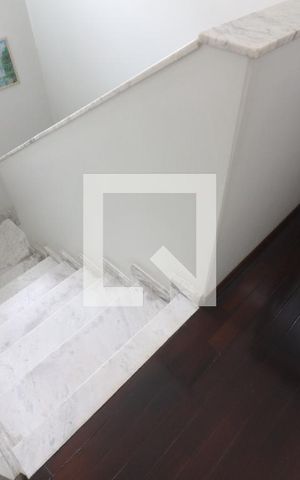 Casa à venda com 169m², 4 quartos e 2 vagasEscada