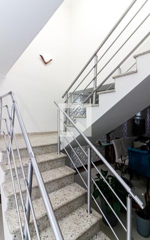 Casa à venda com 157m², 3 quartos e 3 vagasEscada de Acesso ao Piso Superior
