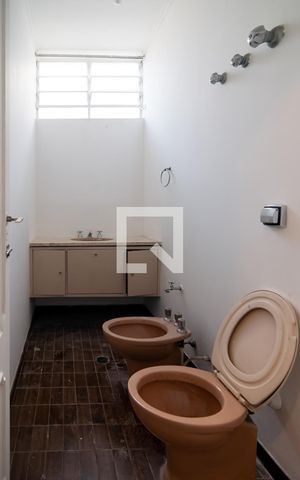 Casa à venda com 225m², 4 quartos e 3 vagas Casa à venda com 225m², 4 quartos e 3 vagasLavabo