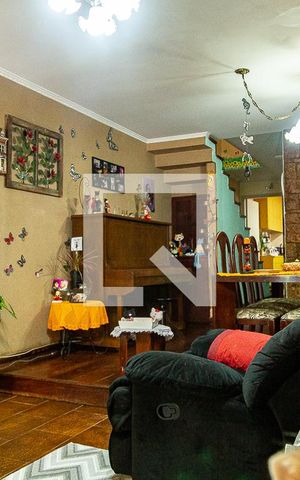 Casa à venda com 160m², 3 quartos e 2 vagas Casa à venda com 160m², 3 quartos e 2 vagasSala