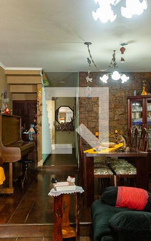 Casa à venda com 160m², 3 quartos e 2 vagas Casa à venda com 160m², 3 quartos e 2 vagasSala