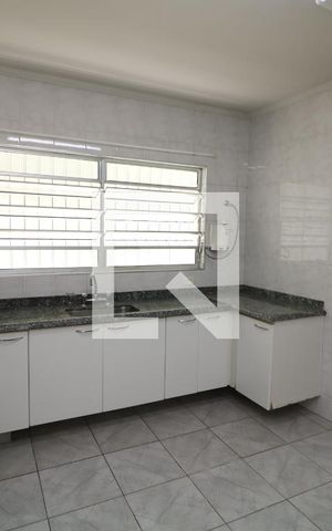 Casa para alugar com 110m², 2 quartos e 2 vagasCozinha