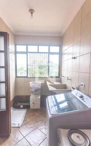 Casa à venda com 364m², 4 quartos e 6 vagas Casa à venda com 364m², 4 quartos e 6 vagasÁrea de serviço