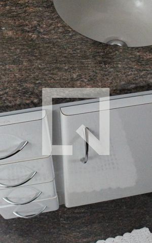 Casa à venda com 398m², 3 quartos e 4 vagasDetalhe - Banheiro suíte 3 - armários