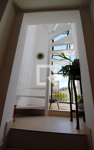 Casa de condomínio para alugar com 340m², 3 quartos e 3 vagas Casa de condomínio para alugar com 340m², 3 quartos e 3 vagasEscada