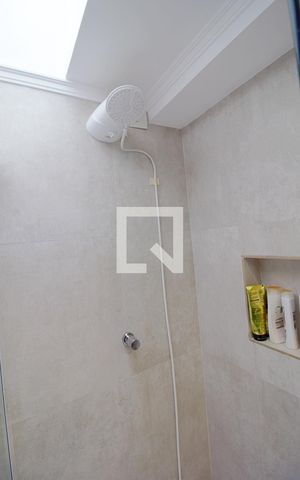 Casa de condomínio para alugar com 340m², 3 quartos e 3 vagas Casa de condomínio para alugar com 340m², 3 quartos e 3 vagasBanheiro da Suíte 1