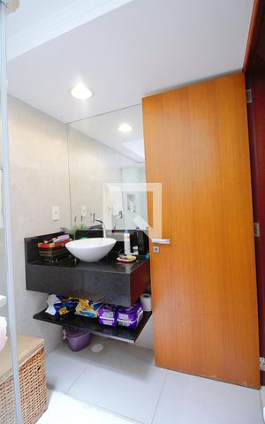 Casa de condomínio para alugar com 340m², 3 quartos e 3 vagas Casa de condomínio para alugar com 340m², 3 quartos e 3 vagasBanheiro da Suíte 1