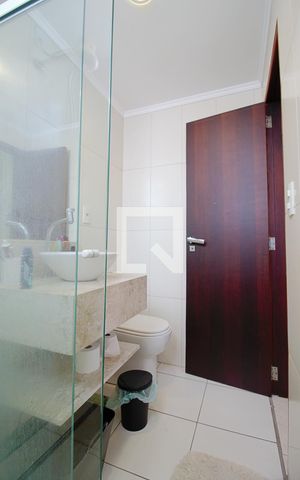 Casa de condomínio para alugar com 340m², 3 quartos e 3 vagas Casa de condomínio para alugar com 340m², 3 quartos e 3 vagasBanheiro da Suíte 2