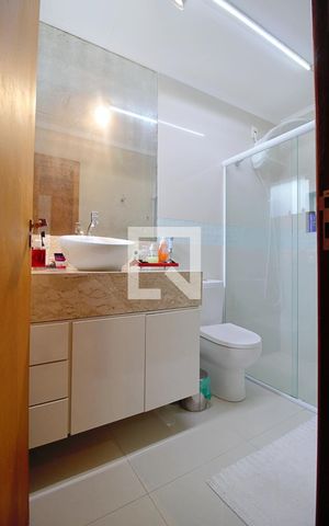Casa de condomínio para alugar com 340m², 3 quartos e 3 vagas Casa de condomínio para alugar com 340m², 3 quartos e 3 vagasBanheiro da Suíte 3