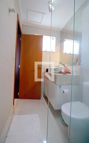 Casa de condomínio para alugar com 340m², 3 quartos e 3 vagas Casa de condomínio para alugar com 340m², 3 quartos e 3 vagasBanheiro da Suíte 3