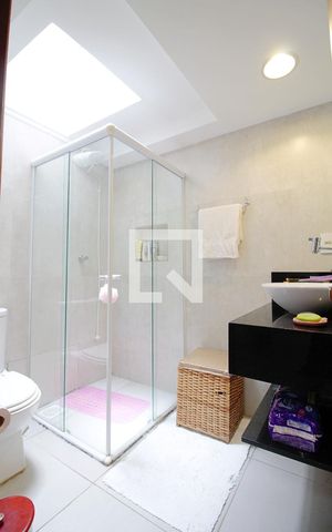 Casa de condomínio para alugar com 340m², 3 quartos e 3 vagas Casa de condomínio para alugar com 340m², 3 quartos e 3 vagasBanheiro da Suíte 1