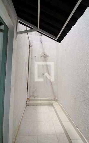 Casa de condomínio para alugar com 340m², 3 quartos e 3 vagas Casa de condomínio para alugar com 340m², 3 quartos e 3 vagasBanheiro da Suíte 2