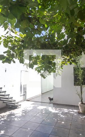 Casa à venda com 280m², 3 quartos e 4 vagas Casa à venda com 280m², 3 quartos e 4 vagasVista sala de estar - edícula