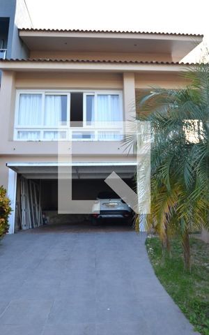 Casa à venda com 330m², 4 quartos e 3 vagasFachada