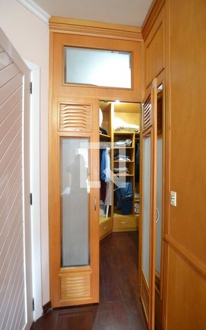 Casa à venda com 330m², 4 quartos e 3 vagasCloset da suíte