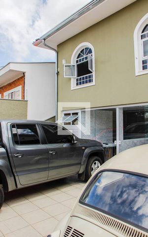 Casa para alugar com 256m², 3 quartos e 4 vagas Casa para alugar com 256m², 3 quartos e 4 vagasÁREA EXTERNA FRENTE