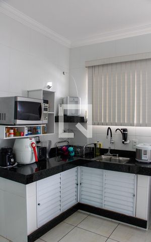 Casa para alugar com 256m², 3 quartos e 4 vagas Casa para alugar com 256m², 3 quartos e 4 vagasCOZINHA