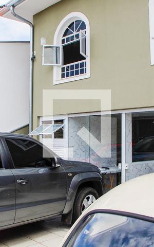 Casa para alugar com 256m², 3 quartos e 4 vagas Casa para alugar com 256m², 3 quartos e 4 vagasÁREA EXTERNA FRENTE