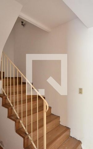 Casa à venda com 240m², 3 quartos e 3 vagasEscada