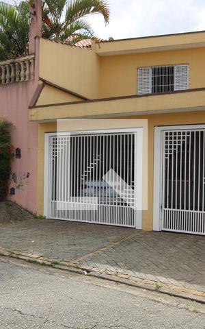Casa para alugar com 230m², 2 quartos e 2 vagasFachada