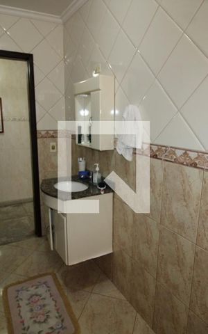 Casa para alugar com 230m², 2 quartos e 2 vagasBanheiro 