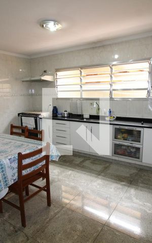 Casa para alugar com 230m², 2 quartos e 2 vagasCozinha