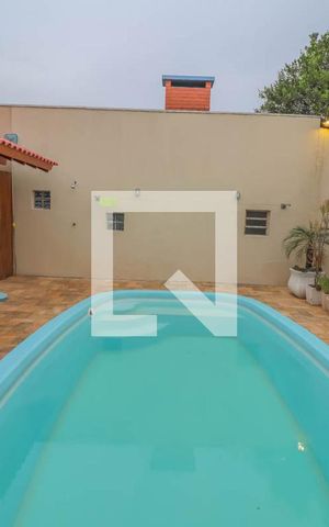 Casa à venda com 290m², 3 quartos e 2 vagas Casa à venda com 290m², 3 quartos e 2 vagasPiscina
