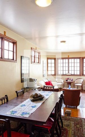 Casa à venda com 330m², 5 quartos e 4 vagas Casa à venda com 330m², 5 quartos e 4 vagasSala