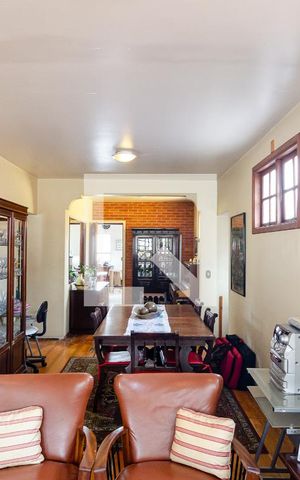 Casa à venda com 330m², 5 quartos e 4 vagas Casa à venda com 330m², 5 quartos e 4 vagasSala