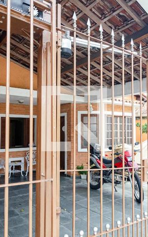 Casa à venda com 330m², 5 quartos e 4 vagas Casa à venda com 330m², 5 quartos e 4 vagasFachada