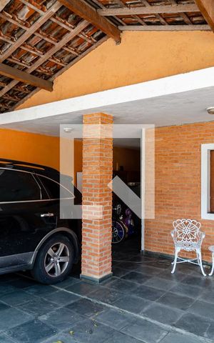 Casa à venda com 330m², 5 quartos e 4 vagas Casa à venda com 330m², 5 quartos e 4 vagasGaragem