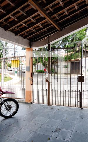 Casa à venda com 330m², 5 quartos e 4 vagas Casa à venda com 330m², 5 quartos e 4 vagasGaragem