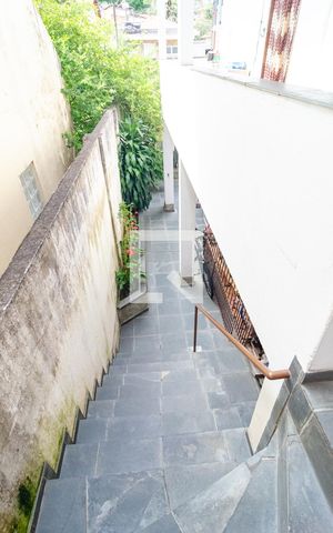 Casa à venda com 330m², 5 quartos e 4 vagas Casa à venda com 330m², 5 quartos e 4 vagasCorredor