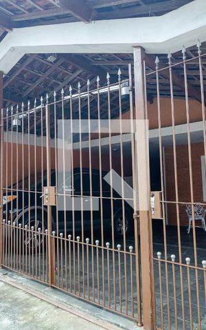 Casa à venda com 330m², 5 quartos e 4 vagas Casa à venda com 330m², 5 quartos e 4 vagasFachada