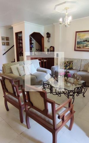 Casa de condomínio à venda com 282m², 3 quartos e 3 vagas Casa de condomínio à venda com 282m², 3 quartos e 3 vagasSala