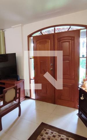 Casa de condomínio à venda com 282m², 3 quartos e 3 vagas Casa de condomínio à venda com 282m², 3 quartos e 3 vagasSala
